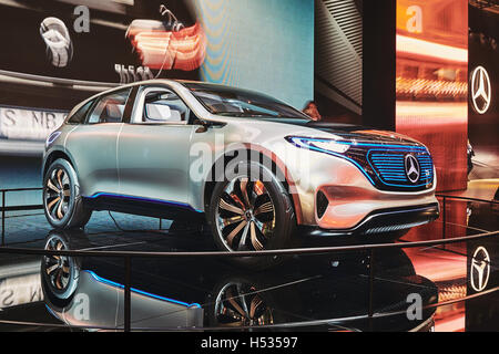 Paris, France - 29 septembre 2016 : 2016 EQ Mercedes-Benz Concept présenté sur l'Automobile de Paris à la Porte de Versailles Banque D'Images