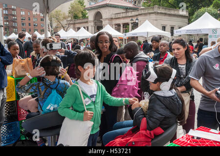 Les participants à la foire de rue Geek à Union Square Park, à New York, l'expérience de Samsung Oculus VR headsets le Jeudi, 13 octobre, 2016. Parrainé par Google la foire de rue stands recommandés par la science et la technologie d'associations et d'entreprises qui ont promu leurs organisations souches aux groupes scolaires. (© Richard B. Levine) Banque D'Images