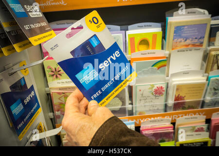 Un client choisit une marque American Express carte de débit dans un magasin à New York le mardi, Octobre 11, 2016. La Commission de protection financière des consommateurs a publié de nouvelles règles pour l'industrie des cartes de débit prépayées offrant aux utilisateurs un grand nombre des mêmes protections autrefois disponible uniquement pour les utilisateurs de cartes de crédit. (© Richard B. Levine) Banque D'Images