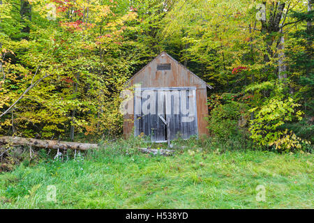 Ancien hangar à la Garde côtière de Fabyan le long du vieux Jefferson Turnpike (maintenant vieux Cherry Mountain Road) dans Carroll, New Hampshire. Banque D'Images