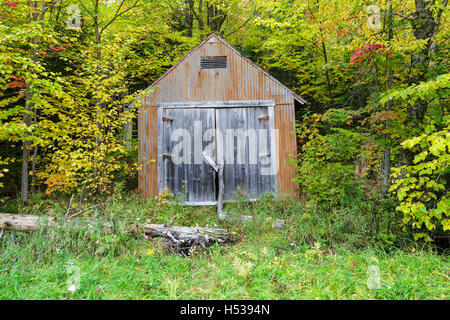 Ancien hangar à la Garde côtière de Fabyan le long du vieux Jefferson Turnpike (maintenant vieux Cherry Mountain Road) dans Carroll, New Hampshire. Banque D'Images