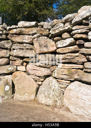 dh Balnuaran de Clava CULLODEN MOOR INVERNESS SHIRE âge bronze cairn murs néolithique tombe pierre sèche mur intérieur salle enterrement