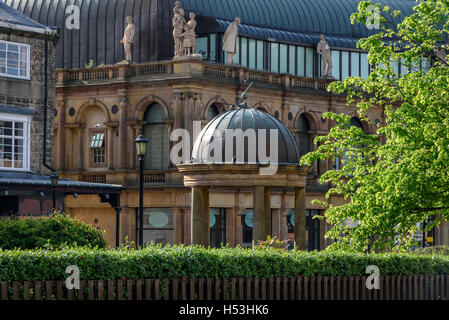 Bâtiments victoriens à Harrogate, dans le Yorkshire du Nord, Angleterre. Banque D'Images