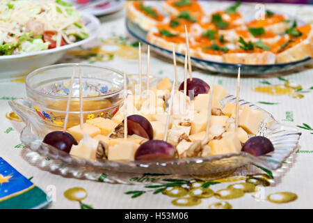 Plateau de fromages buffet permanent avec des raisins. Banque D'Images