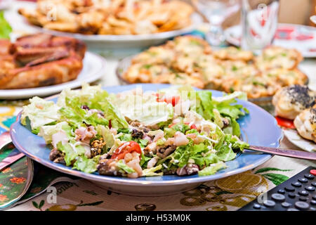 Salade aux sur une table de fête. Banque D'Images