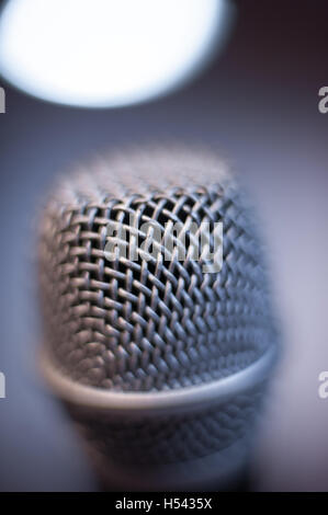 Microphone de studio noir moderne macro tête close up du flou bleu froid situé en haut en arrière-plan Banque D'Images