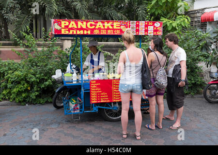 Les touristes de l'Ouest à la file d'étal de crêpes à Pattaya en Thaïlande Banque D'Images