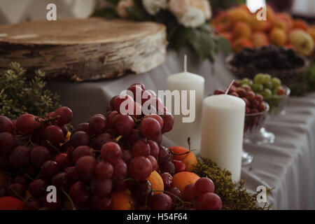 Décor de mariage tableau avec des fruits, des bougies et des bouteilles Banque D'Images