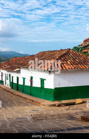 Vue verticale de l'angle d'une rue verte et blanche avec des bâtiments coloniaux à Barichara, Colombie Banque D'Images