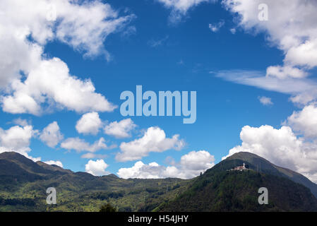 Vue paysage de Guadalupe colline donnant sur Bogota, Colombie Banque D'Images