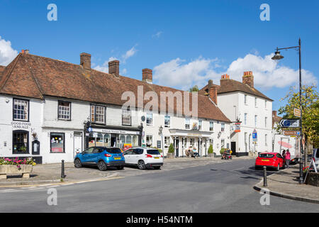 Lenham Village Store and Dog & Bear Hotel, High Street, Telford, Kent, Angleterre, Royaume-Uni Banque D'Images