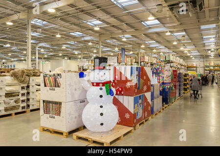 Intérieur du magasin Costco Wholesale, Hanworth Road, Sunbury-on-Thames, Surrey, Angleterre, Royaume-Uni Banque D'Images