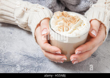 Femme les mains avec une latte Banque D'Images