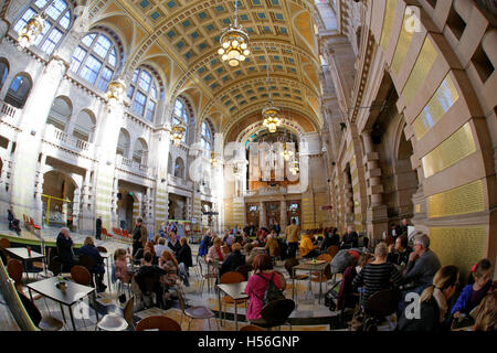 L'intérieur du musée de Kelvingrove Glasgow à l'intérieur des galeries et d'organes cafe Banque D'Images