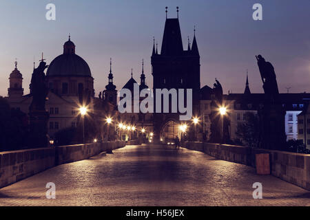 Le Pont Charles, Karlův most, sur la Vltava, Site du patrimoine mondial de l'UNESCO, avec la tour du pont de la vieille ville et l'église de St. Banque D'Images