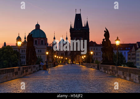 Le Pont Charles, Karlův plus sur la Vltava, Site du patrimoine mondial de l'UNESCO, avec la tour du pont de la vieille ville et l'église de St. Banque D'Images