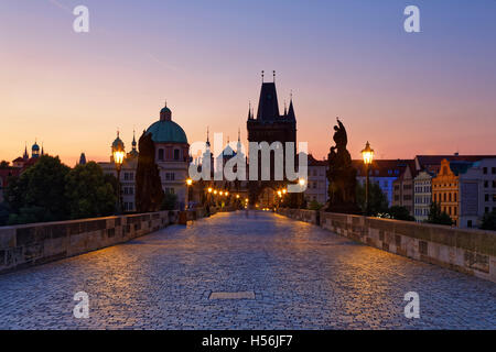 Le Pont Charles, Karlův plus sur la Vltava, Site du patrimoine mondial de l'UNESCO, avec la tour du pont de la vieille ville et l'église de St. Banque D'Images