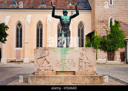 En face de la sculpture l'église paroissiale à Baden près de Vienne, en Basse-Autriche, Autriche, Europe Banque D'Images