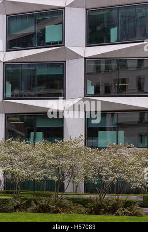 Londres, Royaume-Uni - Avril 2016 : rue d'un immeuble de bureaux commecial. Façade frontale Banque D'Images