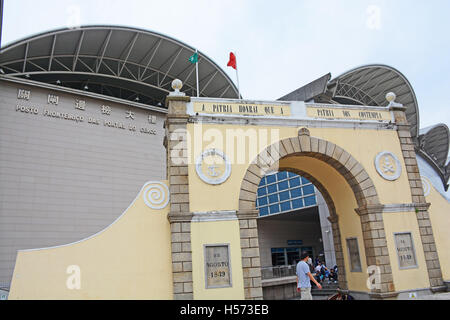 La vieille barrière Gate (Portas do Cerco) avec la nouvelle barrière Gate Poste de bâtiment en arrière-plan. Macau Banque D'Images