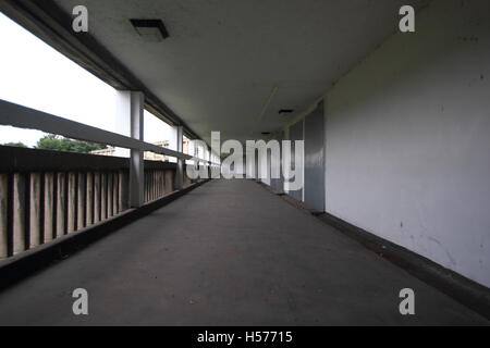 Sheffield, Royaume-Uni. Sept.2016. Une passerelle, ou de la rue dans le ciel, en flanc de colline du parc inoccupé appartements affectés pour rénovation Banque D'Images