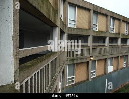 Sheffield, Royaume-Uni. Septembre 2016. Vue depuis une rue dans le ciel à un condamné de la colline du parc appartements défini pour rénovation Banque D'Images