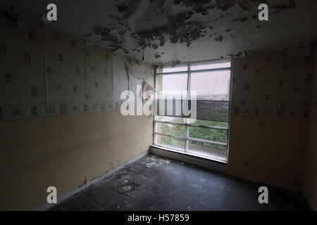 Sheffield, Royaume-Uni. 2016 Septembre. Intérieur d'une chambre dans un appartement dans un flanc de colline du parc immobilier estate set pour rénovation Banque D'Images