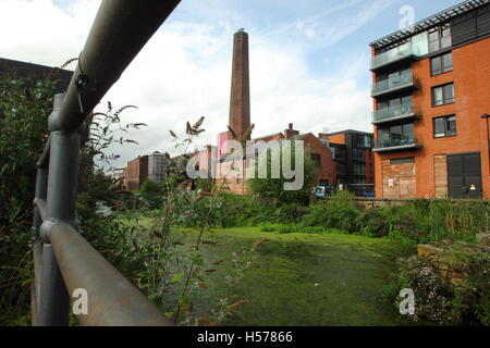 La rivière qui coule à travers Don Kelham Island ; une très urbanisée, ancien quartier industriel de la ville de Sheffield, Royaume-Uni - 2016 Banque D'Images