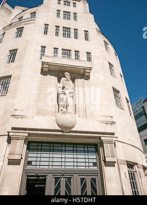 BBC Broadcasting House Londres UK construit à Langham place 1932 Dans le style Art déco avec Eric Gill Sculpture de Prospero Et Ariel Banque D'Images