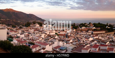 Vue sur le village blanc de Mijas Pueblo, pendant le coucher du soleil dans le sud de l'Espagne, l'Andalousie. Banque D'Images