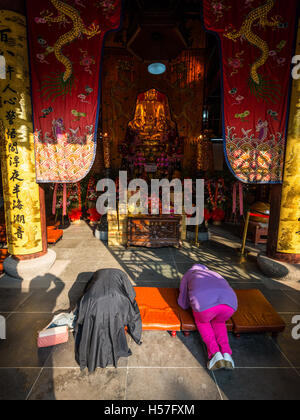 Les croyants prier dans le Temple Bouddhiste Bao'en, 29 Huigong East yj (Temple ou au nord de la Pagode du Temple) à Suzhou Banque D'Images