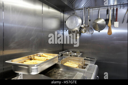 Les friteuses en usage dans une cuisine commerciale au Royaume-Uni. Banque D'Images