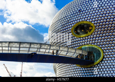 Piétons sur la passerelle reliant à l'emblématique magasin Selfridges à Birmingham England UK Banque D'Images