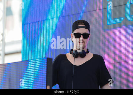 DJ Robin Schulz tournant à la Sirius XM Salon de Musique le 16 mars 2016 à l'hôtel South Beach au club de plage privé à Miami Beach, Floride. Banque D'Images