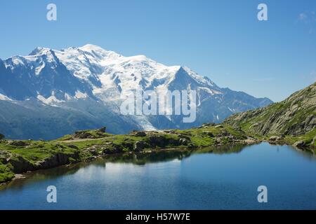 Mont Blanc reflète dans le lac Cheserys, Massif du Mont Blanc, Alpes, France Banque D'Images