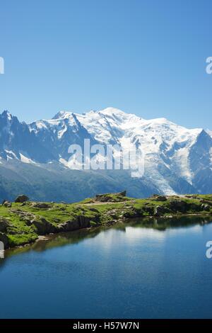 Mont Blanc reflète dans le lac Cheserys, Massif du Mont Blanc, Alpes, France Banque D'Images