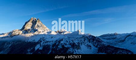 Coucher de soleil sur le versant ouest du pic Midi d'Ossau, 2884 mètres, vallée d'Ossau, Pyrénées, France Banque D'Images