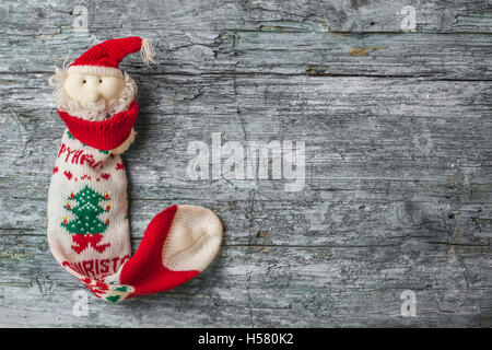 Chaussette de Noël Père Noël sur fond de bois rustique avec espace pour texte ou photo Banque D'Images