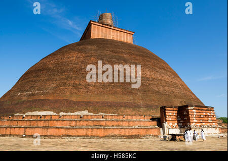 Jetavanaramaya, stupa situé dans les ruines de Jetavana dans le monde sacré du patrimoine de la ville d'Anuradhapura, Sri Lanka Banque D'Images