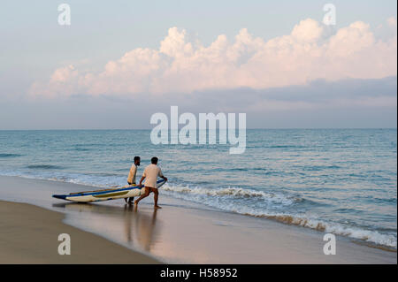 Les pêcheurs sur la plage, péninsule de Kalpitiya, Sri Lanka Banque D'Images