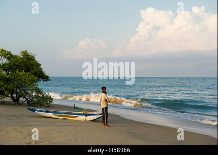 Pêcheur sur la plage, péninsule de Kalpitiya, Sri Lanka Banque D'Images