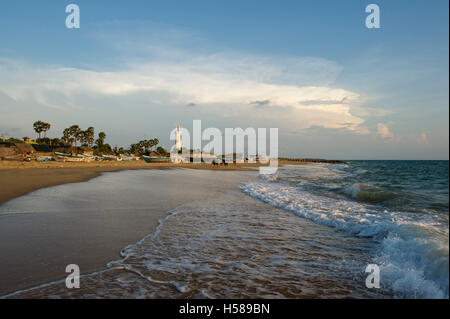 Phare sur une plage de pêche, péninsule de Kalpitiya, Sri Lanka Banque D'Images