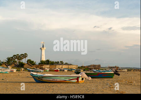 Phare sur une plage de pêche, péninsule de Kalpitiya, Sri Lanka Banque D'Images