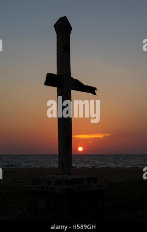 Croix de bois sur la plage à St Anne's sanctuaire catholique, péninsule de Kalpitiya, Sri Lanka Banque D'Images