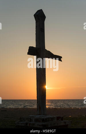 Croix de bois sur la plage à St Anne's sanctuaire catholique, péninsule de Kalpitiya, Sri Lanka Banque D'Images