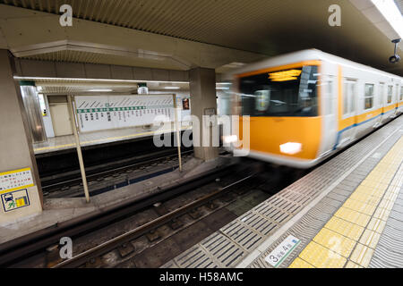 Osaka, Japon - 30 novembre 2015 : la station de métro d'Osaka et motion blurred train. Banque D'Images
