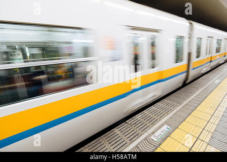 Osaka, Japon - 30 novembre 2015 : la station de métro d'Osaka et motion blurred train. Banque D'Images