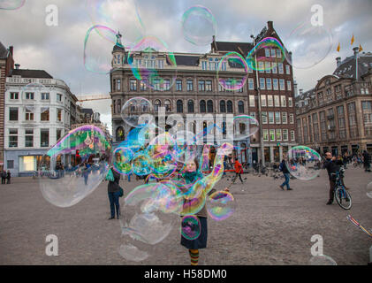 Bubble maker en face de Madame Tussauds à Dam Square, Amsterdam Banque D'Images