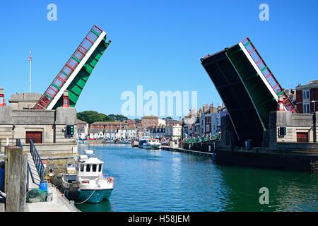 Vue de la feuille double pont à bascule et de bateaux dans le port, Weymouth, Dorset, Angleterre, Royaume-Uni, Europe de l'Ouest. Banque D'Images