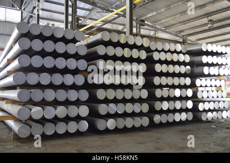 L'aluminium de cylindres de métal employé dans le processus d'extrusion. Banque D'Images